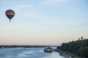 Hot air balloning above the Volga River in the Unesco world heritage site Yaroslavl, Golden ring, Russia - RUNF02110