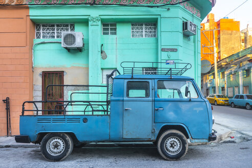 Geparkter umgebauter blauer Lieferwagen, Havanna, Kuba - HSIF00598