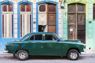 Grüner Oldtimer vor Hauseingängen geparkt, Havanna, Kuba - HSIF00601