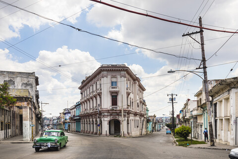 Fahrender grüner Oldtimer, Havanna, Kuba, lizenzfreies Stockfoto