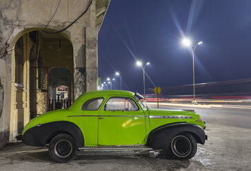 Geparkter Oldtimer bei Nacht, Havanna, Kuba - HSIF00606