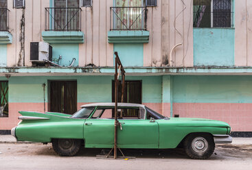Geparkter grüner Oldtimer, Havanna, Kuba - HSIF00607