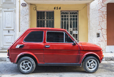 Geparkter roter Oldtimer, Havanna, Kuba - HSIF00608