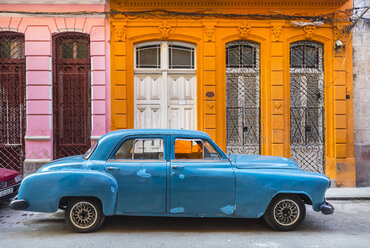 Geparkter blauer Oldtimer vor einem Wohnhaus, Havanna, Kuba - HSIF00609