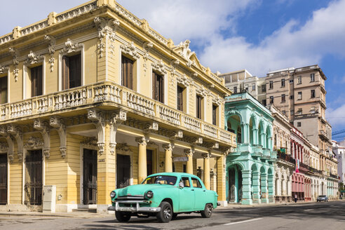 Oldtimer vor kolonialen Gebäuden, Havanna, Kuba - HSIF00615