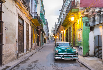 Geparkter Oldtimer in leerer Straße, Havanna, Kuba - HSIF00617