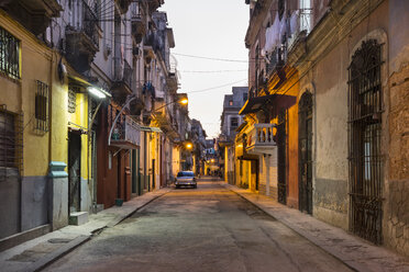 Blick auf eine leere Straße im Centro Viejo in der Dämmerung, Havanna, Kuba - HSIF00627