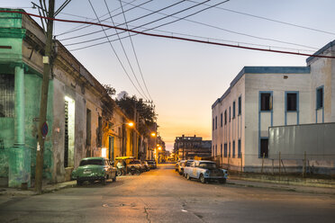 Straßenansicht in der Dämmerung, Havanna, Kuba - HSIF00629