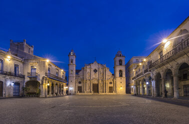 Blick auf die Kathedrale von Havanna bei Nacht, Havanna, Kuba - HSIF00633