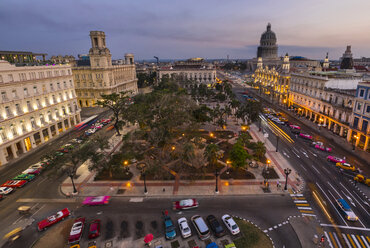 Blick auf den Parque central in der Dämmerung von oben, Havanna, Kuba - HSIF00635