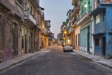Blick auf die Straße in der Dämmerung, Havanna, Kuba - HSIF00637