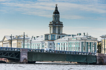 Koloniale Gebäude auf der Nehrung der Vasilievsky-Insel von der Newa aus gesehen, St. Petersburg, Russland - RUNF02120