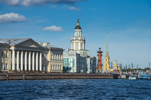 Koloniale Gebäude auf der Nehrung der Vasilievsky-Insel von der Newa aus gesehen, St. Petersburg, Russland - RUNF02123