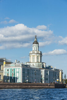Koloniale Gebäude auf der Nehrung der Vasilievsky-Insel von der Newa aus gesehen, St. Petersburg, Russland - RUNF02124