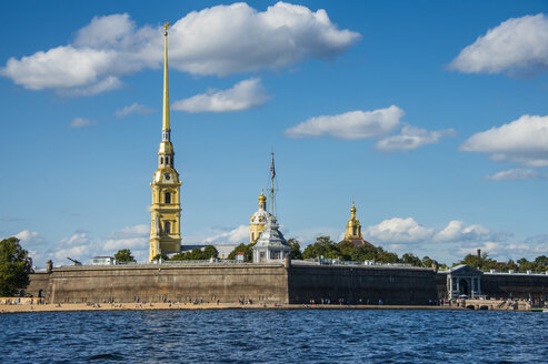 Peter-und-Paul-Festung von der Newa aus gesehen, St. Petersburg, Russland - RUNF02125