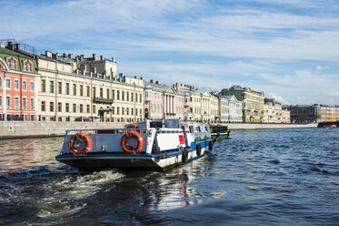 Touristenboot auf einem Wasserkanal im Zentrum von St. Petersburg, Russland - RUNF02129