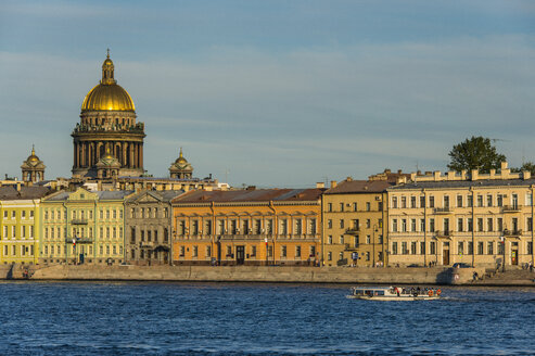 Stadtzentrum von St. Petersburg von der Newa aus bei Sonnenuntergang mit der Isaakskathedrale, Russland - RUNF02133