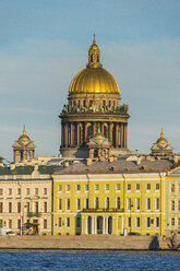 Stadtzentrum von St. Petersburg von der Newa aus bei Sonnenuntergang mit der Isaakskathedrale, Russland - RUNF02134