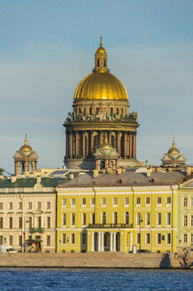 Stadtzentrum von St. Petersburg von der Newa aus bei Sonnenuntergang mit der Isaakskathedrale, Russland - RUNF02134