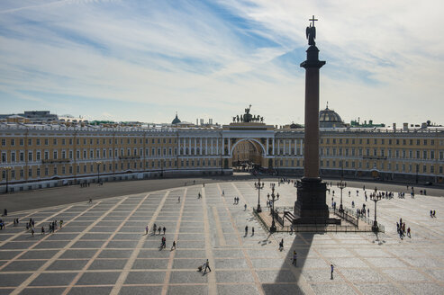 Schlossplatz mit der Alexandersäule vor der Eremitage, St. Petersburg, Russland - RUNF02137