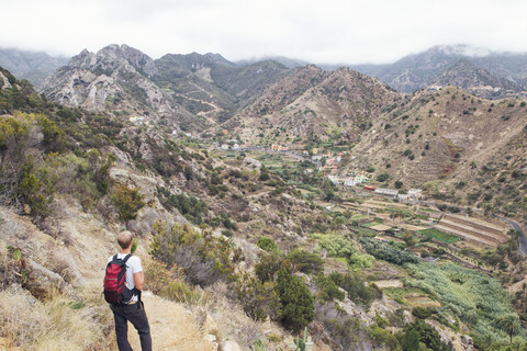 Wanderer genießt die Aussicht, Vallehermoso, La Gomera, Kanarische Inseln, Spanien, lizenzfreies Stockfoto