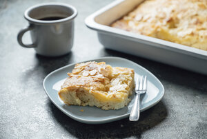 Butterkuchen, Hefeteig mit Mandeln, Zucker und Butter bestreut - IPF00521