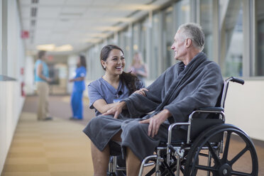 Krankenschwester spricht mit Patient im Rollstuhl - BLEF03863