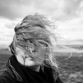 Kaukasische Frau mit wehendem Haar im Wind - BLEF03879