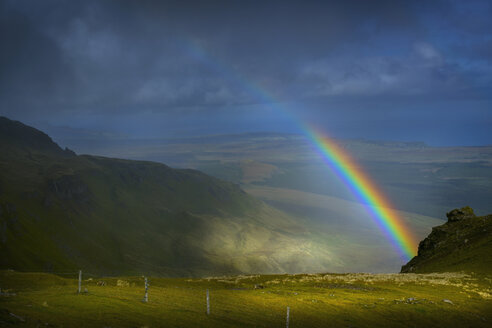 Regenbogen über ländlicher Landschaft - BLEF03891