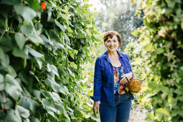 Kaukasische Frau pflückt Gemüse im Garten - BLEF03898