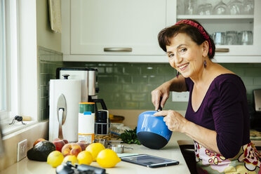Kaukasische Frau beim Kochen in der Küche - BLEF03900