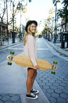 Kaukasische Frau mit Skateboard - BLEF03908