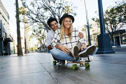 Kaukasisches Paar fährt Skateboard - BLEF03912