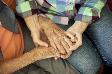 Mother and daughter holding hands - BLEF03924