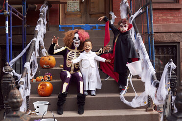 Mutter und Kinder in Halloween-Kostümen - BLEF03958