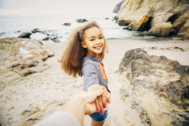 Mädchen zieht an der Hand der Mutter am Strand - BLEF03962