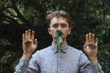 Caucasian man with dirty hands and leaf - BLEF04001