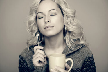 Kaukasische Frau trinkt Kaffee - BLEF04014