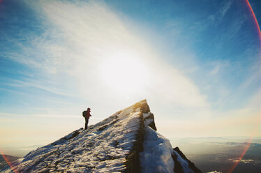 Mann beim Wandern auf einem Berg im Winter - BLEF04076
