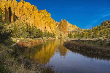 River winding through canyon, Bend, Oregon, United States, - BLEF04097