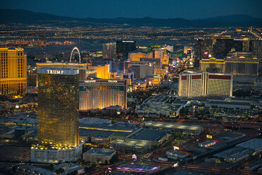 Luftaufnahme einer beleuchteten Stadtlandschaft, Las Vegas, Nevada, Vereinigte Staaten, - BLEF04098