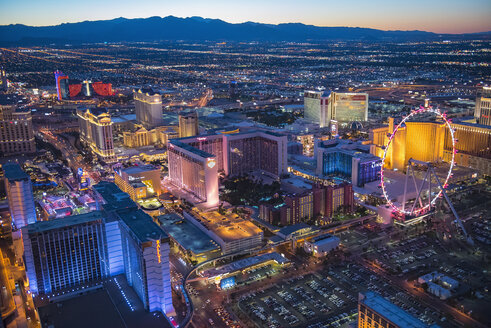 Luftaufnahme einer beleuchteten Stadtlandschaft, Las Vegas, Nevada, Vereinigte Staaten, - BLEF04101