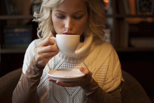 Kaukasische Frau trinkt eine Tasse Kaffee - BLEF04114