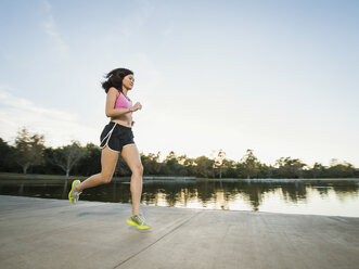 Chinesische Frau joggt im Park - BLEF04123