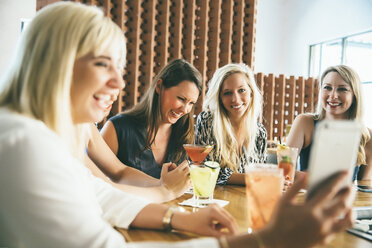 Kaukasische Frauen an der Bar mit Cocktails machen Selfie - BLEF04145