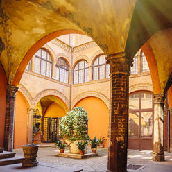 Innenhof in Bologna, Emilia-Romagna, Italien - BLEF04164