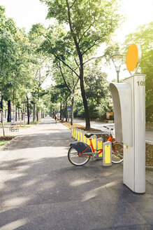 Fahrradverleihstation im Park, Wien, Österreich - BLEF04168