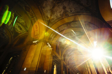 Sonnenstrahlen in der verzierten Kirche - BLEF04177