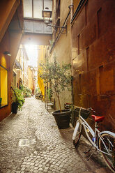 Fahrrad in einer kopfsteingepflasterten Gasse, Bologna, Emilia-Romagna, Italien - BLEF04179