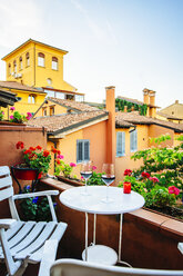 Weingläser auf dem Balkon, Bologna, Emilia-Romagna, Italien - BLEF04181